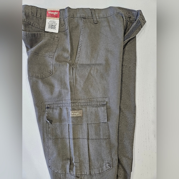 Wrangler Green Cargo Pants with Utility Design - Picture 7 of 7